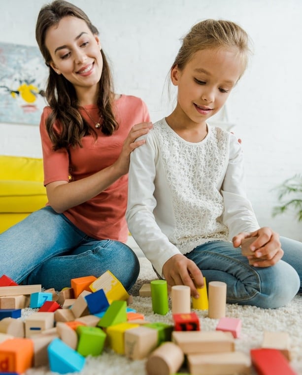 Terapia ABA domiciliar em São Paulo - mãe e criança brincando em casa
